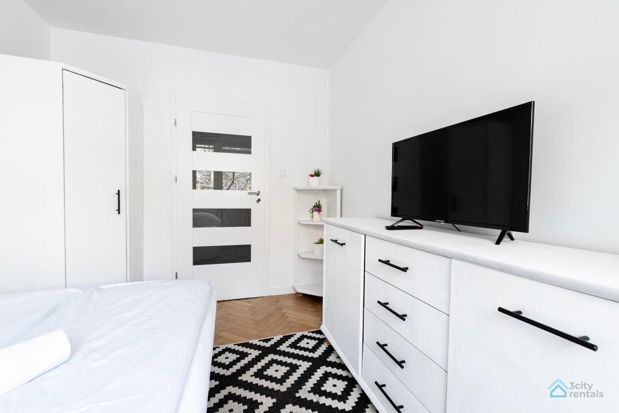 Elegant 3city In With Parking By Renters Apartment *